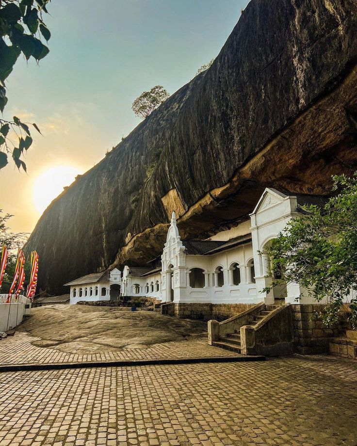 Dambulla Golden Cave Temple: Historical Paintings and Practical Steps